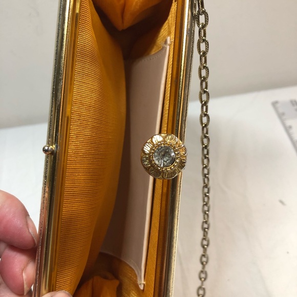 Vintage Metallic Gold Bag, with chain, small inside pocket, nice jewelry closure - Picture 7 of 12